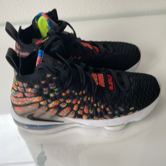 Lebron XVII - Picture 3 of 8